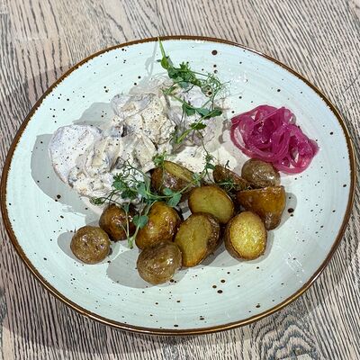 Свинина в сливочно-грибном соусес картофелем беби в Сквер по цене 710 ₽