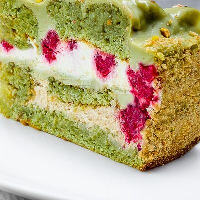 Торт Фисташковый с малиной в Три перца по цене 480 ₽