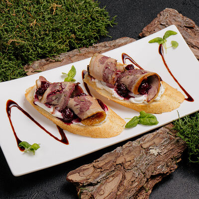 Брускетта с пастрами из утки в Реконструкция по цене 450 ₽