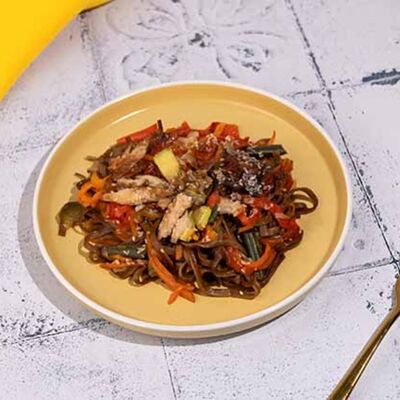 Лапша вок с курицей и овощами в Пекарня Буханка по цене 385 ₽