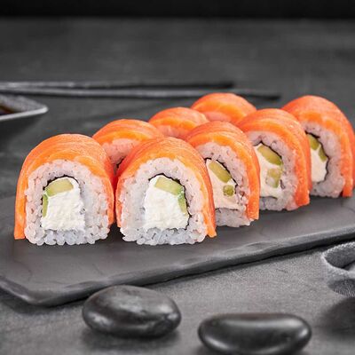 Филадельфия сяке с авокадо в Суши Мастер по цене 339 ₽