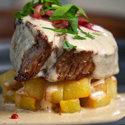 Филе-миньон с картофелем, перечным соусом и маринованным луком в Masters & Margaritas по цене 1390 ₽