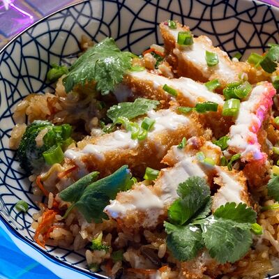 Жареный рис с курицей катцу в сливочном соусе в Gojira ramen по цене 570 ₽
