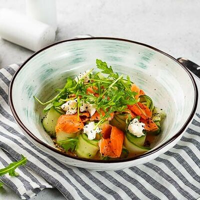 Салат с лососем и творожно-трюфельным сыром в iL Патио по цене 22 р.