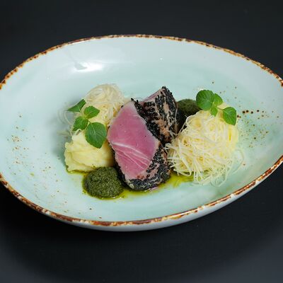 Тунец в кунжуте на гриле с картофельным пюре и пармезаном в Монтенегро по цене 990 ₽