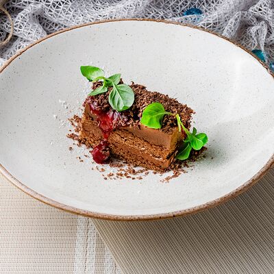 Шоколадный пирог с вишневым соусом в Сен Тропе по цене 500 ₽