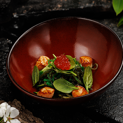 Морской салат с красной икрой и гребешком в Zuma по цене 1320 ₽