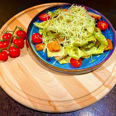 Салат Цезарь с курицей в CITY Food по цене 400 ₽