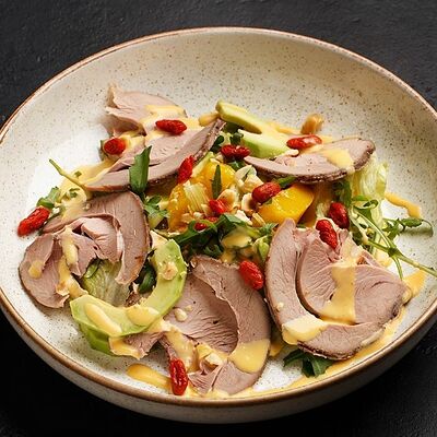 Салат с копченой индейкой и Годжи в Морошка по цене 264 ₽