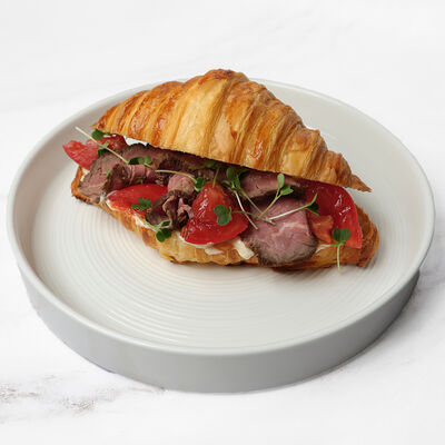 Круассан с ростбифом и томатами в MOGU по цене 705 ₽