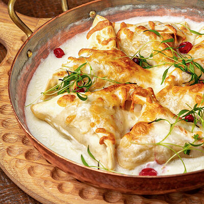 Костромские кундюмы с уткой и клюквой в Гусь в яблоках по цене 790 ₽