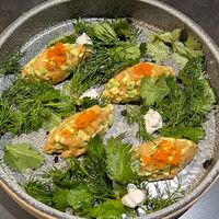 Тартар из лосося и авокадо в Адрес 39