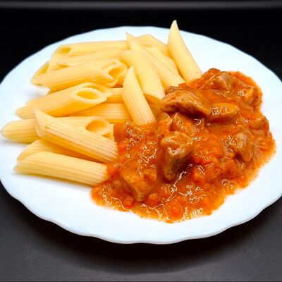 Гуляш из свинины с макаронами в Чешский Дворик по цене 359 ₽