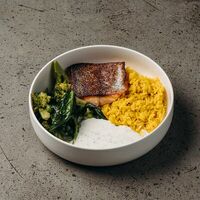 Форель с рисом, соусом из йогурта и зелеными овощами в Penny