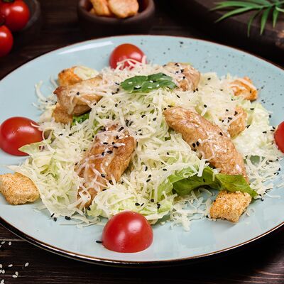 Цезарь с курицей в Daisi по цене 580 ₽