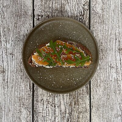 Хлебушек с семгой и сливочным сыром в Луна Рыба по цене 615 ₽