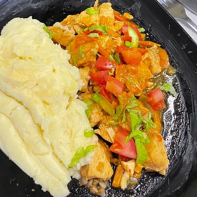 Гуляш из курицы с картофельным пюре в Как дома по цене 430 ₽