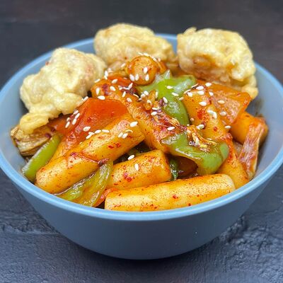 Токпокки с куриным филе и овощами в остро-сладком соусе в Korean Chick по цене 577