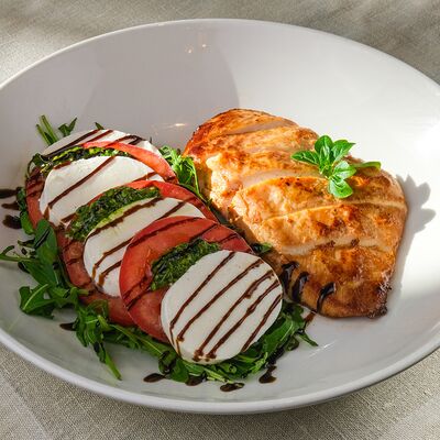 Капрезе с куриным стейкомв Гостиная по цене 770 ₽