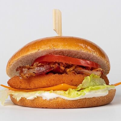 Бургер Курица & Бекон в Hungry Wolf Bar по цене 480 ₽