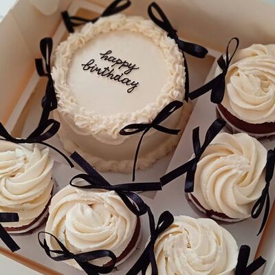 Бенто-торт + 5 капкейков-тортика в стаканчике ламбет дочке, подруге, девушке, коллеге в О! Тортик по цене 4290 ₽