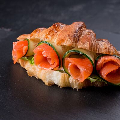 Круассан с лососем в Траттория для друзей по цене 450 ₽