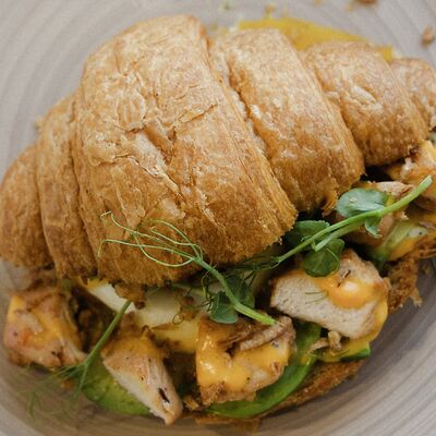 Круассан Курица-авокадо в Миндаль Coffee & Food по цене 399 ₽