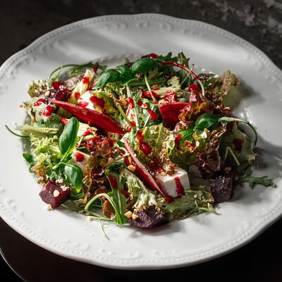 Салат с печёной свеклой и имбирным соусом в La Maison гастробутик по цене 810 ₽