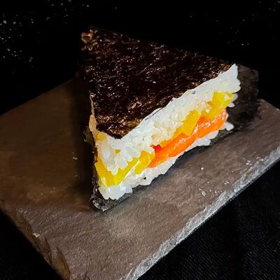 Онигири лосось такуан в Vnori по цене 205 ₽