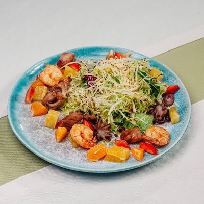 Теплый салат с морепродуктами с чатни из цитрусовых фруктов в Ривьера по цене 1630 ₽