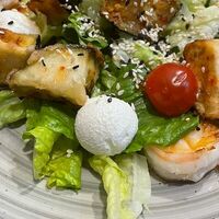 Салат с креветками, баклажанами и сыром в Крафт