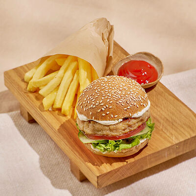 Бургер с курицей и картошкой фри в Тануки по цене 470 ₽