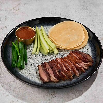 Утиная грудка по-пушкински в пряном апельсиновом маринаде с огурцами, луком и лепешками в Склад 22 по цене 1390