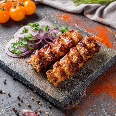 Люля-кебаб из курицы в Жарим на углях по цене 595 ₽
