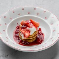 Оладьи с клубничным вареньем в Август бистро