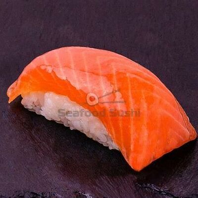 Суши с охлажденным лососем в Seafood Sushi по цене 192 ₽