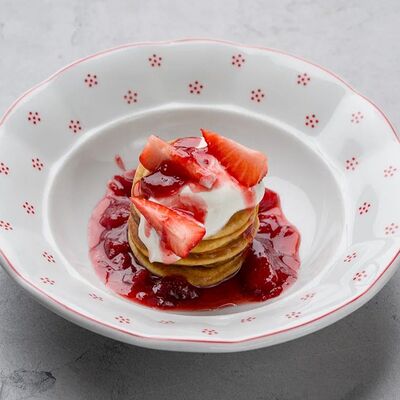 Оладьи с клубничным вареньем в Август бистро по цене 460 ₽