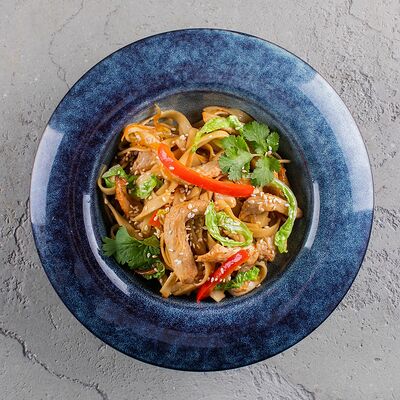 Лапша с куриным филе в азиатском стиле в Мангал по цене 310 ₽