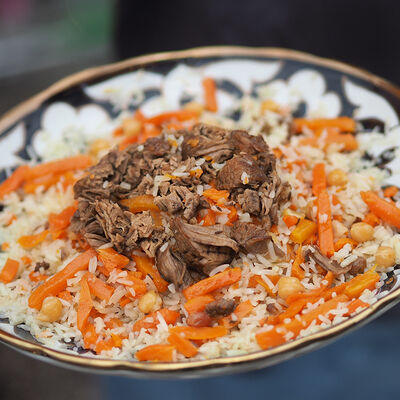 Килограмм плова с говядиной в ТРИ КАЗАНА плов манты шурпа по цене 1150 ₽