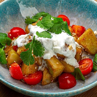 Тёплый салат с хрустящими баклажанами, помидорами и творожным сыром в Луна по цене 640 ₽