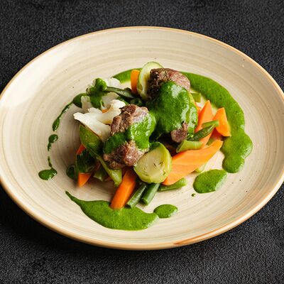 Говядина конфи с овощами на пару и шпинатным соусом в Де'рибас по цене 860 ₽