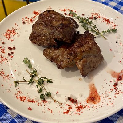 Мясо по-чабанскив Катэ кафе теплое местечко по цене 1300 ₽