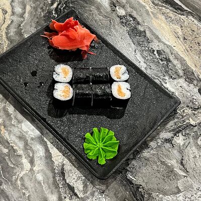 №65 Маки Копченый лосось в Суши-бар Макото по цене 250 ₽