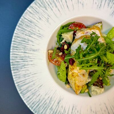 Салат с курицей гриль и сыром дорблю в Lemongrass по цене 585 ₽