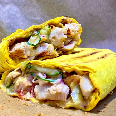 Шаверма Сырная с сочной курочкой в ЗА ОБЕ ЩЁКИ по цене 290 ₽