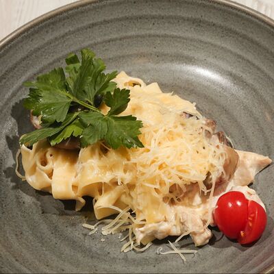 Феттуччине с цыплёнком и грибами в сливочном соусе в Троя по цене 640 ₽