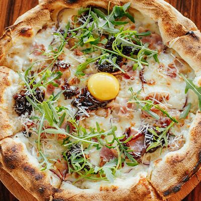 Карбонара с беконом и карамельным лукомв Макадамия по цене 750 ₽