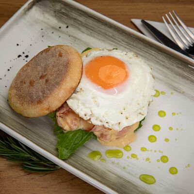 Маффин с беконом в Кофейня Чайка по цене 640 ₽