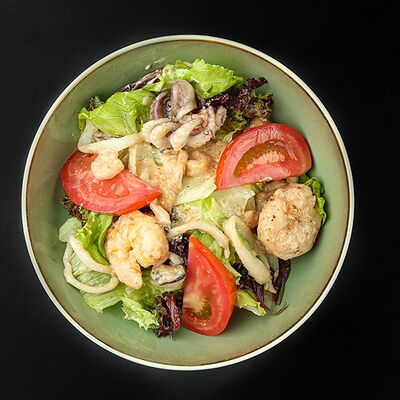 Теплый салат с морепродуктами в RollWok club Азиатская кухня по цене 549 ₽