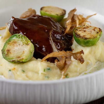 Говяжьи щёчки с пюре и брюссельской капустой в Pizzamento по цене 950 ₽